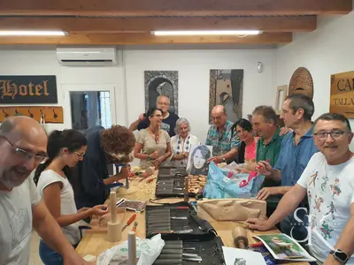 Comida del grupo en una mesa larga