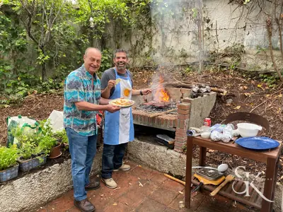 Dos personas junto a una barbacoa