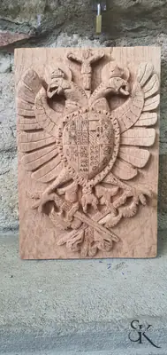 Águila tallada en relieve