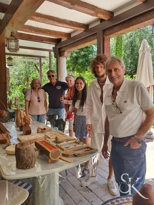 Grupo sonriente en un taller abierto al jardín