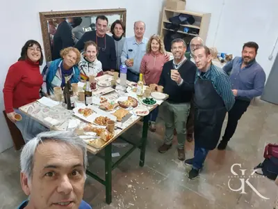Autorretrato del grupo durante una comida