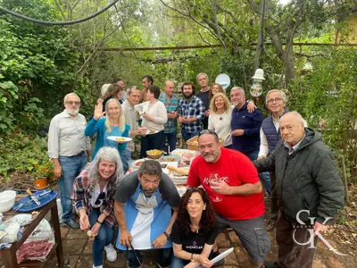 Grupo posando al aire libre entre árboles