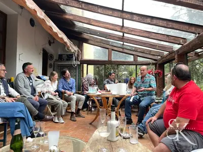 Grupo conversando en un porche
