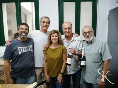 Grupo con el fondo del taller