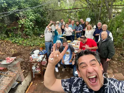 Autorretrato del grupo reunido en un jardín