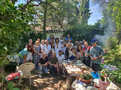 Grupo reunido en un jardín