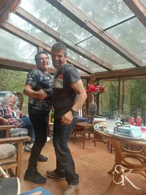 Dos personas sonrientes en un porche
