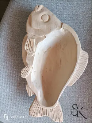 Pez tallado en madera clara