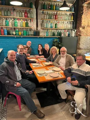 Encuentro del grupo en un restaurante