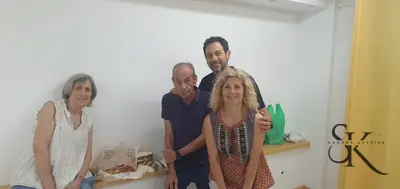 Cuatro personas sonrientes junto a una mesa