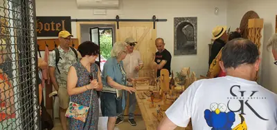 Clase alrededor de una mesa de talla