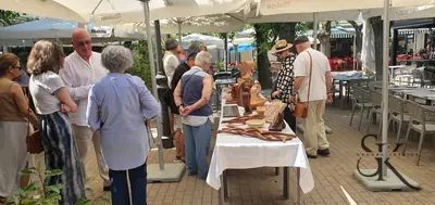 Grupo que visita una exposición de esculturas