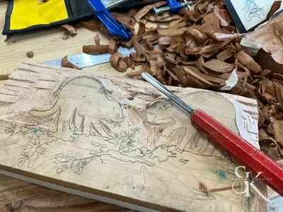Dibujo de una pieza junto a gubias y virutas