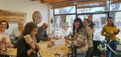 Grupo reunido alrededor de la mesa del taller