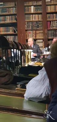 Alumno trabajando sentado en una mesa