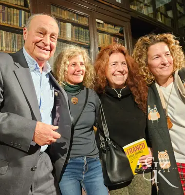 Cuatro personas sonrientes durante un encuentro