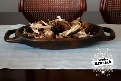 Bandeja de madera con asas y elementos vegetales