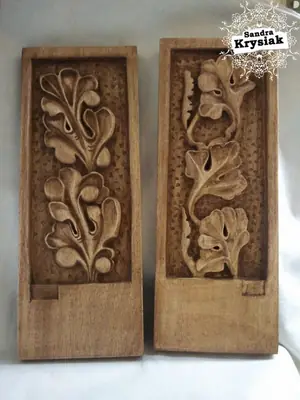 Dos paneles con motivos florales tallados