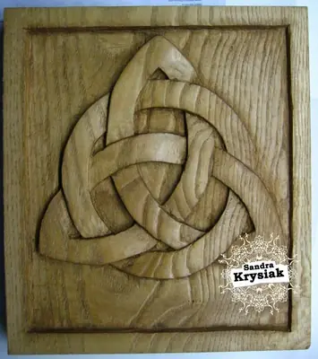 Nudo entrelazado tallado en relieve