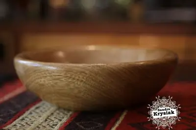 Cuenco de madera con vetas visibles