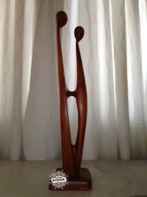 Escultura estilizada con dos huecos alargados
