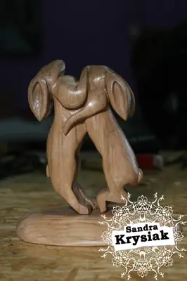 Dos figuras abrazadas en madera
