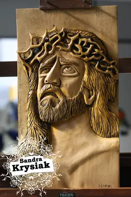 Rostro con barba y corona de espinas en relieve