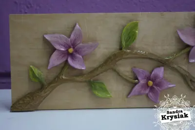 Flores y rama policromadas en relieve
