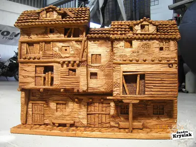Fachada de casas tallada en madera
