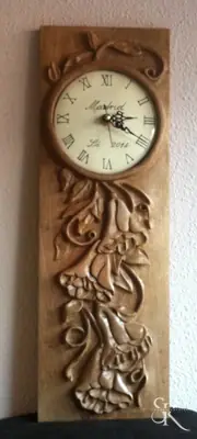 Reloj de pared con talla ornamental