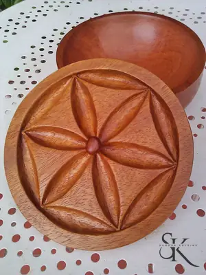 Plato con una flor geométrica en relieve