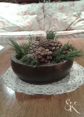 Cuenco con piñas y adornos vegetales