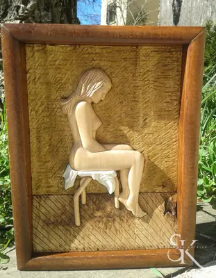 Figura sentada dentro de un marco