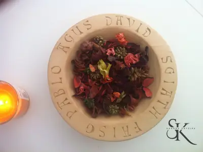 Plato con letras alrededor del borde