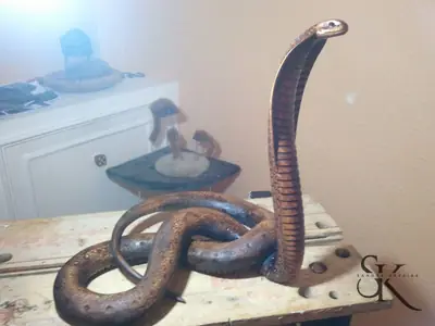 Serpiente tallada sobre el banco