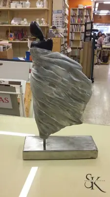 Forma abstracta sobre una base metálica