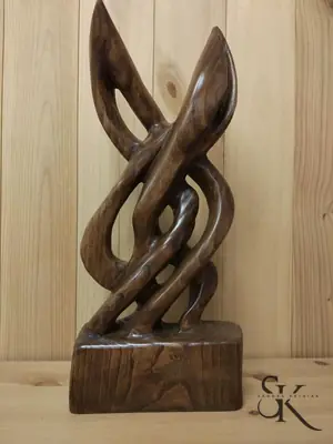 Escultura de formas entrelazadas sobre una base