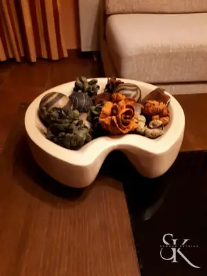 Cuenco de borde ondulado con adornos vegetales