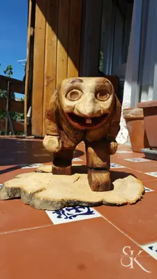Figura de ojos grandes sobre el banco
