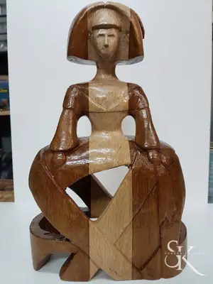 Figura articulada sentada
