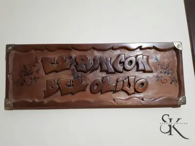 Letrero de madera con letras talladas