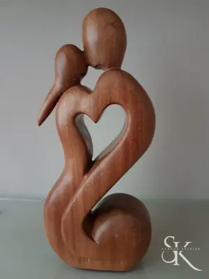 Dos figuras enlazadas formando un corazón