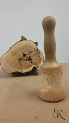 Mazo de madera junto a un tronco