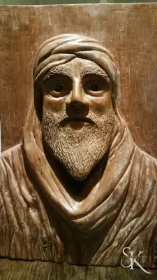 Rostro con barba y tocado en relieve
