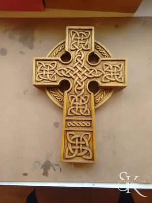 Cruz con motivos entrelazados