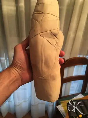 Mano que sostiene una talla en proceso