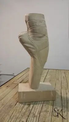 Escultura clara sobre base rectangular