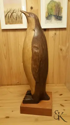 Pingüino tallado de pie