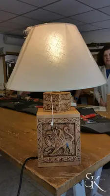 Lámpara con una base tallada en relieve