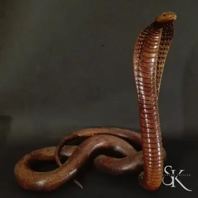 Serpiente erguida y enrollada en madera